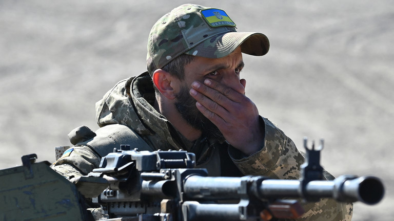 Một người l&iacute;nh Ukraine tr&ecirc;n trận địa. Ảnh: AFP