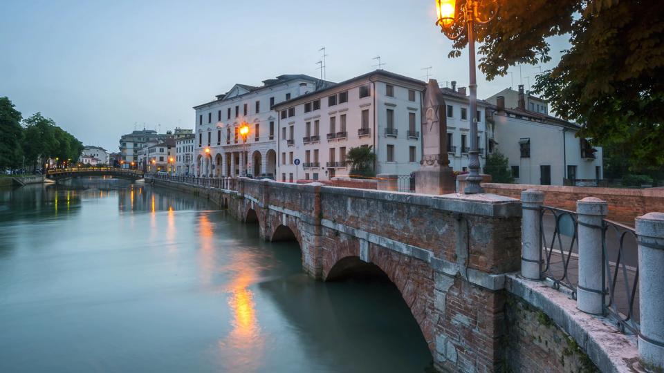 Treviso, &Yacute; nổi tiếng với những d&ograve;ng s&ocirc;ng thơ mộng. Ảnh: Getty image