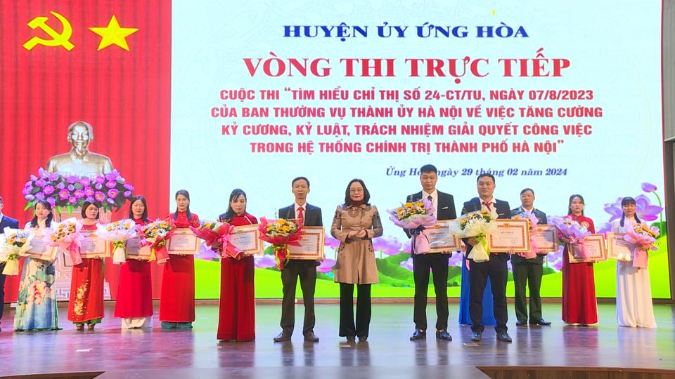 B&iacute; thư Huyện uỷ Ứng Ho&agrave; B&ugrave;i Thị Thu Hiền trao giải Nhất cho đội thi.