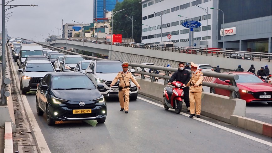 &nbsp;Người d&acirc;n đi xe m&aacute;y l&ecirc;n V&agrave;nh đai 2 tr&ecirc;n cao với l&yacute; do tr&aacute;nh &ugrave;n tắc, muộn l&agrave;m,...