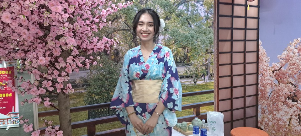 2023年の第8回ベトナム・日本フェスティバルに参加した日本の着物を着た若い女の子。写真：タン・ティエン（資料）。