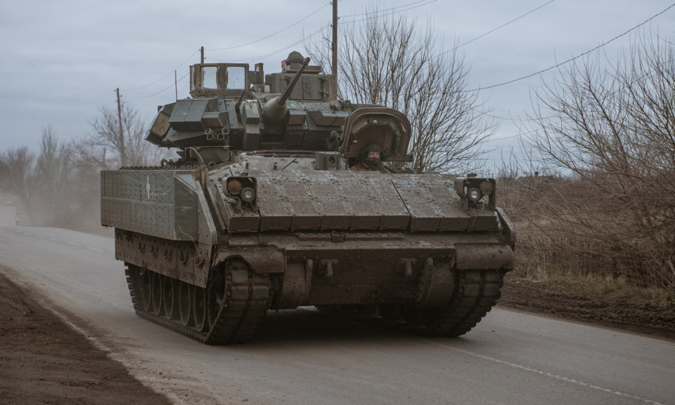 Xe thiết gi&aacute;p Bradley của Ukraine di chuyển gần Avdeevka hồi th&aacute;ng 12/2023. Ảnh: AFP &nbsp;