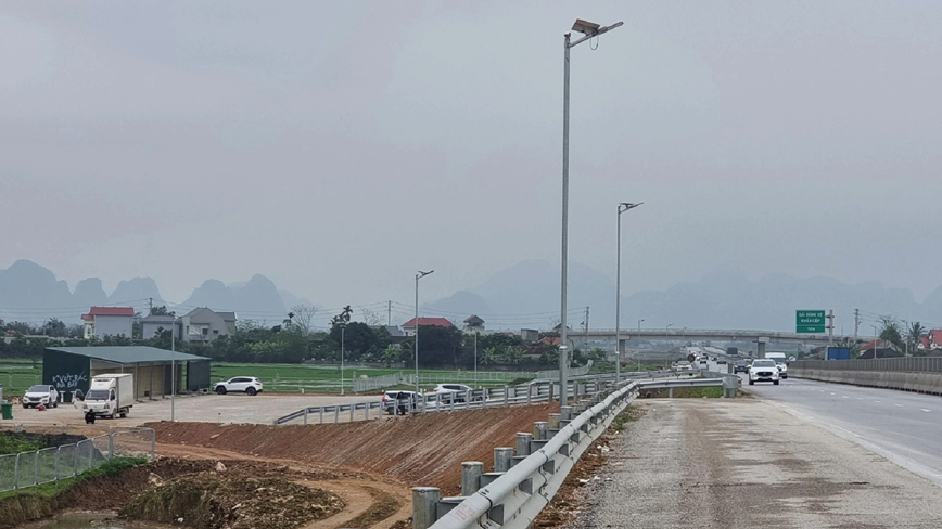 Mỗi ng&agrave;y, c&oacute; h&agrave;ng trăm lượt xe tải, xe container, &ocirc; t&ocirc; con lưu th&ocirc;ng hai chiều Bắc - Nam gh&eacute; v&agrave;o trạm dừng nghỉ tạm. Ảnh: Ph&uacute;c Tuấn&nbsp;