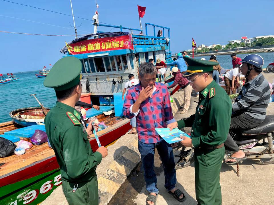 Bộ đội bi&ecirc;n ph&ograve;ng Quảng Ng&atilde;i tuy&ecirc;n truyền v&agrave; ph&aacute;t tờ rơi chống khai th&aacute;c IUU cho c&aacute;c chủ phương tiện, thuyền trưởng.