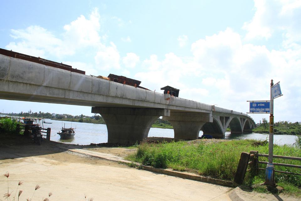 Dự &aacute;n cầu Thanh Nam bắc qua s&ocirc;ng Thu Bồn được khởi c&ocirc;ng từ năm 2000, c&oacute; tổng mức đầu tư hơn 337 tỷ đồng.