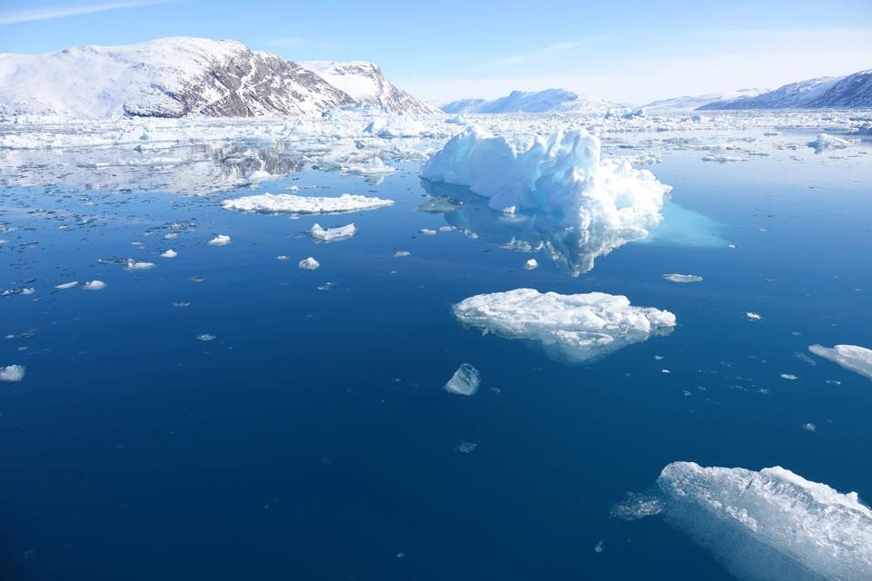 Những tản băng tr&ocirc;i tại vịnh hẹp Nuuk ở Greenland. Ảnh: CNN