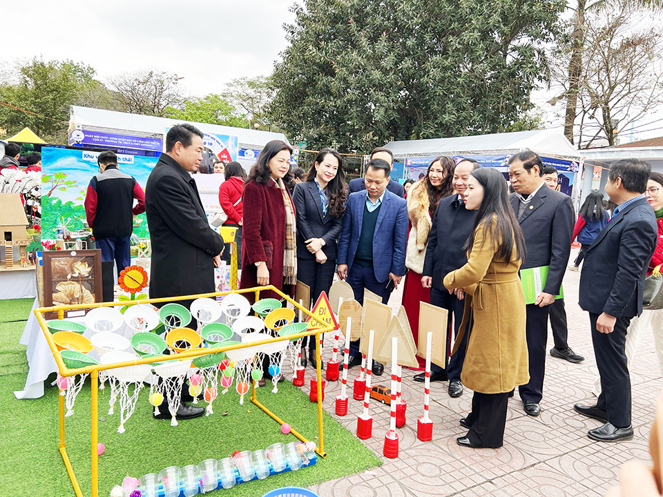 Lãnh đạo ngành GD&amp;ĐT Hà N&ocirc;̣i và qu&acirc;̣n tham quan gian trưng bày tại ngày h&ocirc;̣i.