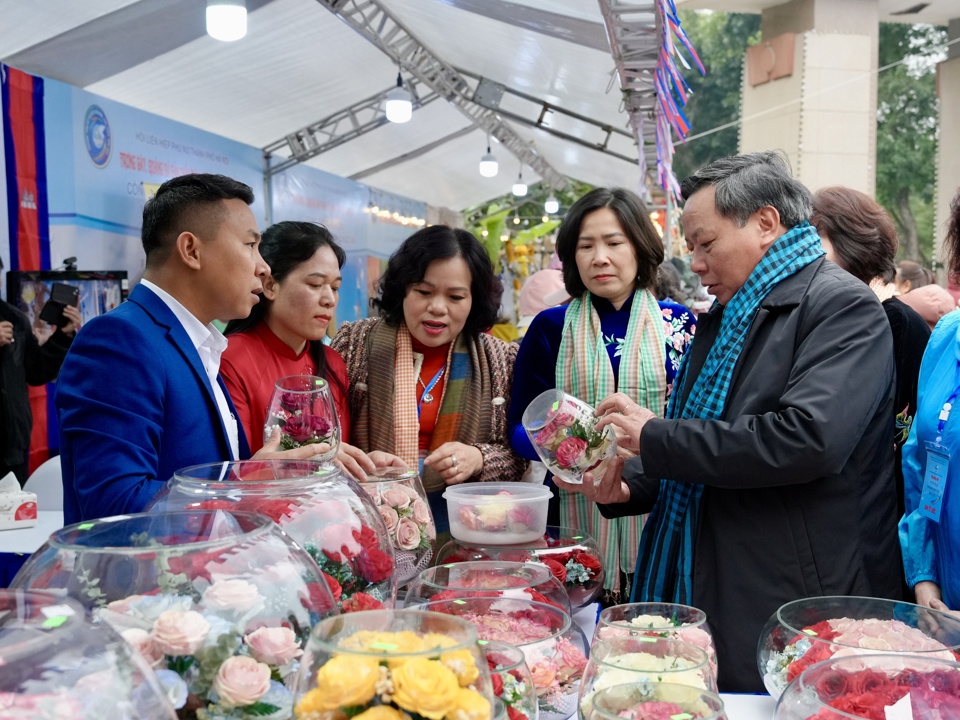 Ph&oacute; B&iacute; thư Th&agrave;nh ủy H&agrave; Nội Nguyễn Văn Phong c&ugrave;ng c&aacute;c đại biểu tham quan gian h&agrave;ng tại Festival &ldquo;Phụ nữ Thủ đ&ocirc; v&igrave; h&ograve;a b&igrave;nh, ph&aacute;t triển&rdquo; năm 2024.