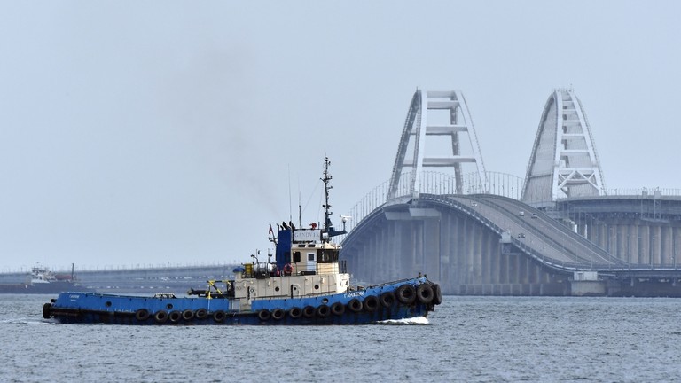 Cầu Crimea được x&acirc;y dựng để nối b&aacute;n đảo Nga với v&ugrave;ng Krasnodar qua eo biển Kerch. Ảnh: RT