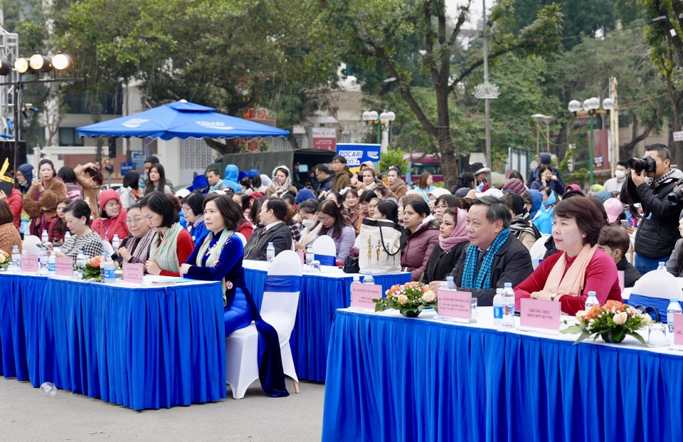 C&aacute;c đại biểu dự lễ&nbsp;khai mạc Festival &ldquo;Phụ nữ Thủ đ&ocirc; v&igrave; h&ograve;a b&igrave;nh, ph&aacute;t triển&rdquo; năm 2024.