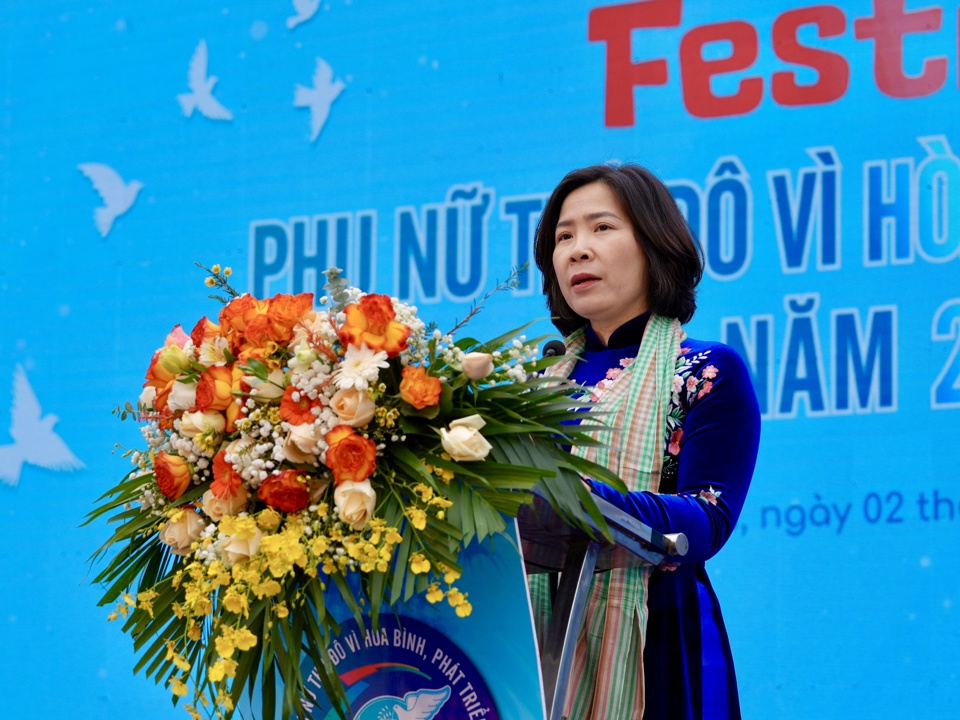 Chủ tịch Hội LHPN H&agrave; Nội L&ecirc; Kim Anh ph&aacute;t biểu tại lễ khai mạc Festival&nbsp;&ldquo;Phụ nữ Thủ đ&ocirc; v&igrave; h&ograve;a b&igrave;nh, ph&aacute;t triển&rdquo; năm 2024.