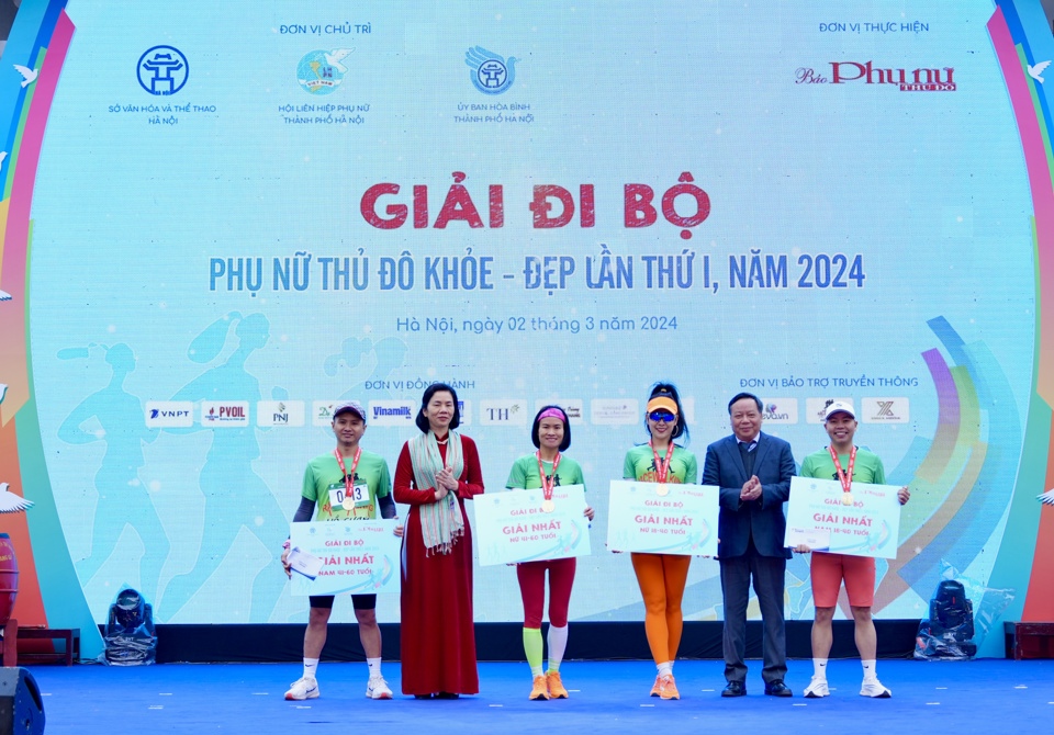 Ph&oacute; B&iacute; thư Th&agrave;nh ủy H&agrave; Nội Nguyễn Văn Phong trao giải Nhất cho&nbsp;Giải đi bộ "Phụ nữ Thủ đ&ocirc; khỏe - đẹp" lần thứ I năm 2024.