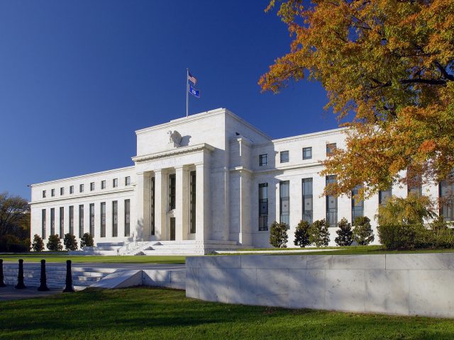 Thị trường dự đo&aacute;n Fed sẽ bắt đầu cắt giảm l&atilde;i suất v&agrave;o th&aacute;ng 6. Ảnh: Reuters