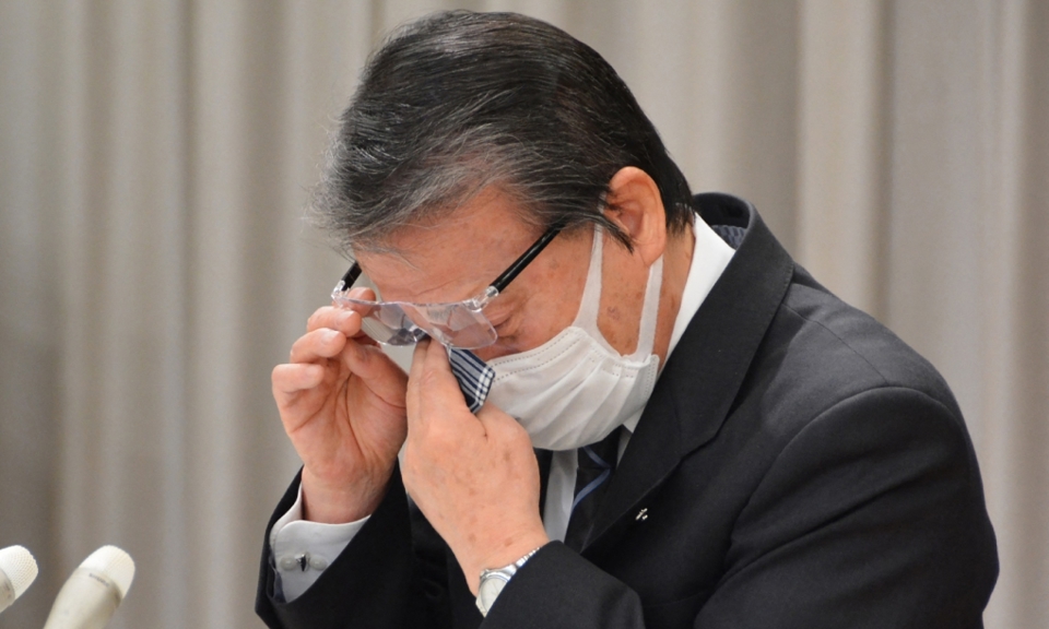 &Ocirc;ng Hideo Kojima lau nước mắt trong một cuộc họp b&aacute;o. Ảnh: AFP &nbsp;
