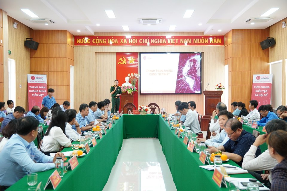 Quang cảnh buổi tọa đ&agrave;m.