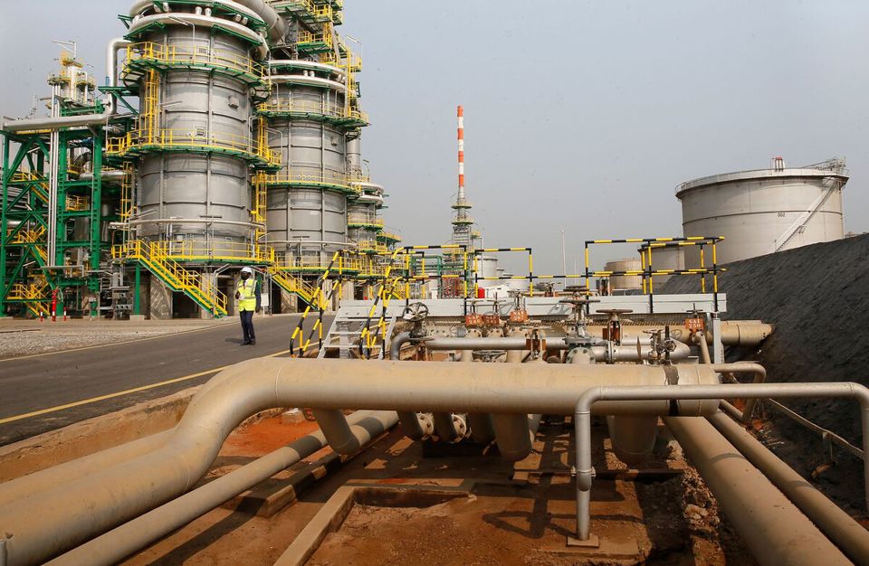 OPEC+ gia hạn thỏa thuận cắt giảm sản lượng tự nguyện đến hết qu&yacute; 2 năm nay. Ảnh: Bloomberg