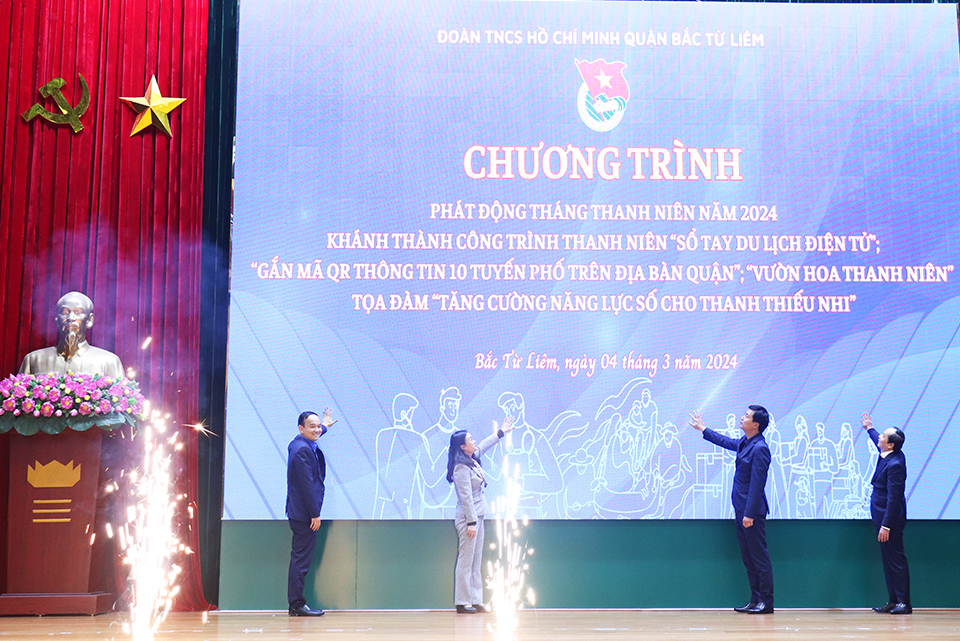 Các đại bi&ecirc;̉u lãnh đạo Thành đoàn Hà N&ocirc;̣i và lãnh đạo qu&acirc;̣n thực hiện nghi thức khởi động Th&aacute;ng Thanh ni&ecirc;n năm 2024 c&ugrave;ng tuổi trẻ quận.