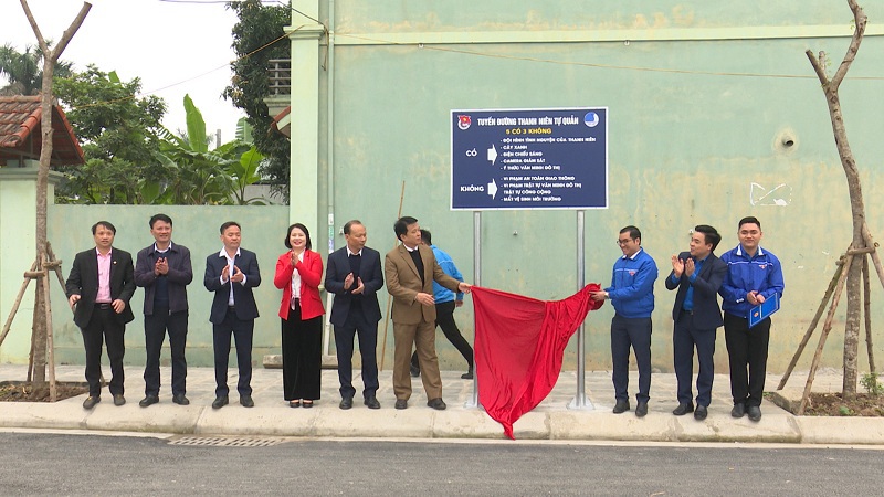 Ph&oacute; B&iacute; thư Thường trực Huyện ủy Đ&ocirc;ng Anh dự lễ kh&aacute;nh th&agrave;nh tuyến đường thanh ni&ecirc;n tự quản tại x&atilde; Ti&ecirc;n Dương.