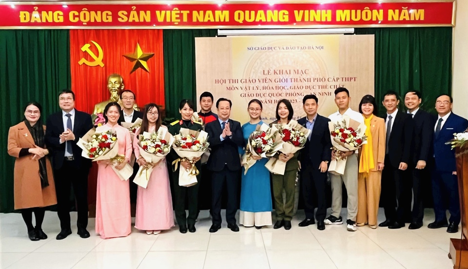 Lãnh đạo Sở GD&ĐT chúc mừng các thí sinh tham gia hội thi