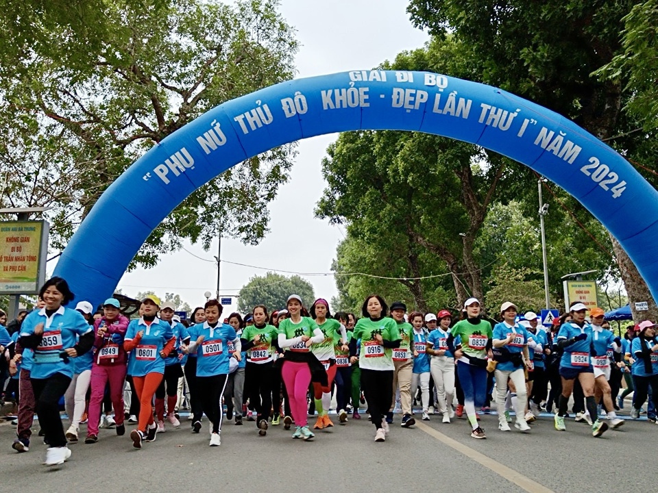 Gần 1.000 đại biểu, vận động vi&ecirc;n tham gia Giải đi bộ "Phụ nữ Thủ đ&ocirc; khỏe - đẹp" lần thứ I năm 2024.
