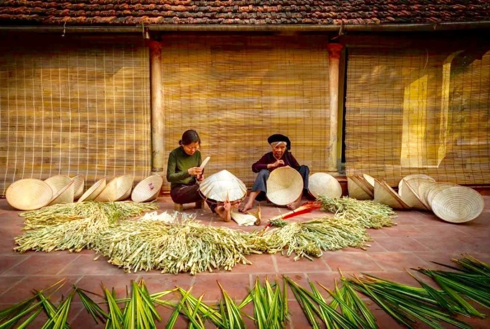 Nghệ nh&acirc;n chế tạo n&oacute;n l&aacute; tại l&agrave;ng Chu&ocirc;ng (x&atilde; Phương Trung, huyện Thanh Oai).