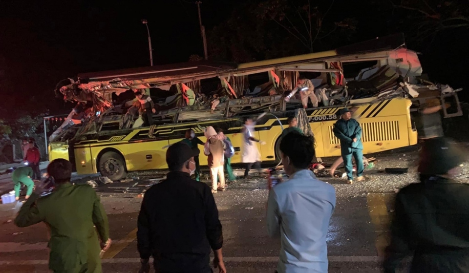 Hiện trường vụ xe kh&aacute;ch giường nằm va chạm xe container tại Tuy&ecirc;n Quang khiến 5 người thiệt mạng. Ảnh: CACC