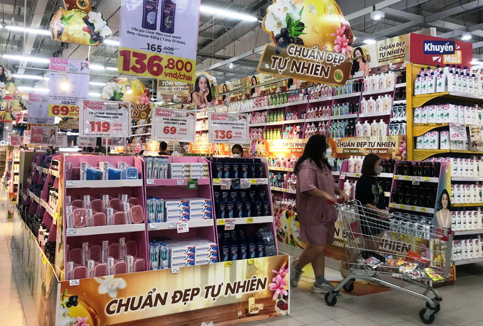 Người ti&ecirc;u d&ugrave;ng mua sản phẩm khuyến mại 8/3 tại si&ecirc;u thị Win Mart. Ảnh: Ho&agrave;i Nam