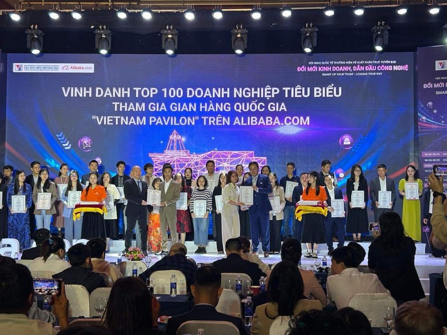 &nbsp;Ban tổ chức trao Chứng nhận doanh nghiệp Ti&ecirc;u biểu tham gia Gian h&agrave;ng Quốc gia Việt Nam cho c&aacute;c doanh nghiệp.