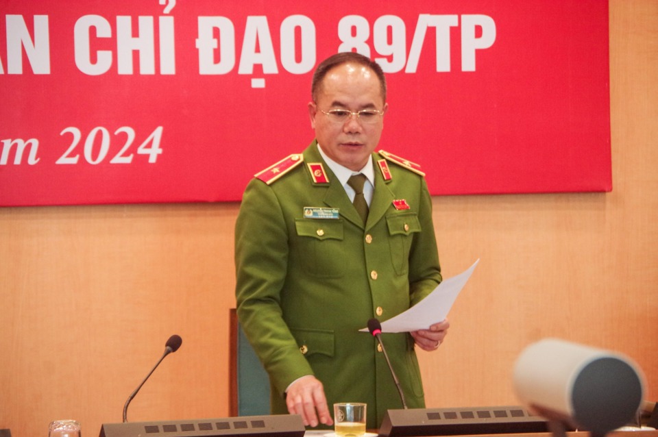 Thiếu tướng Nguyễn Thanh T&ugrave;ng - Ph&oacute; Gi&aacute;m đốc C&ocirc;ng an TP H&agrave; Nội b&aacute;o c&aacute;o tại hội nghị