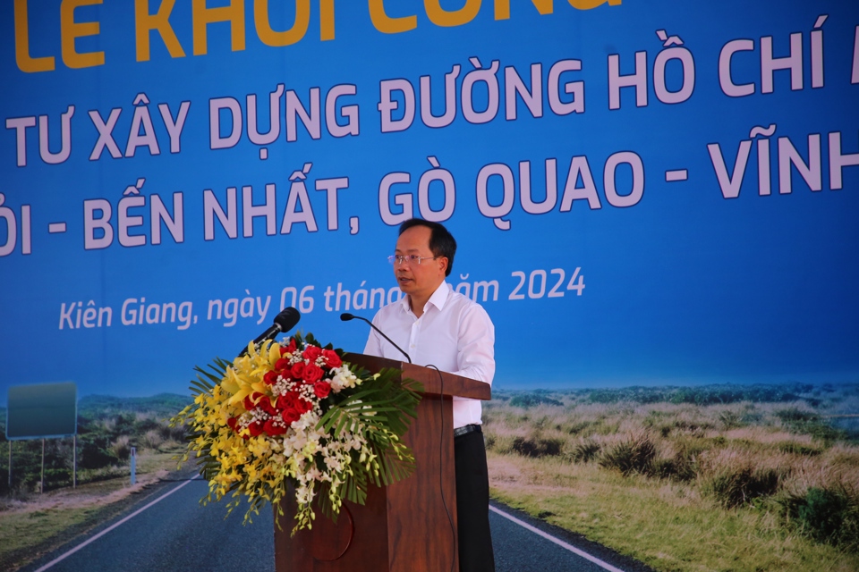 Thứ trưởng Bộ Giao th&ocirc;ng vận tải Nguyễn Duy L&acirc;m ph&aacute;t biểu chỉ đạo. (Ảnh PV)