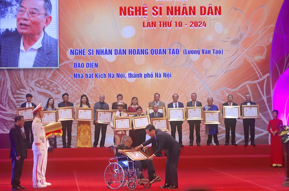 Chủ tịch nước trao tặng danh hiệu NSND cho c&aacute;c nghệ sĩ. Ảnh: Lại Tấn