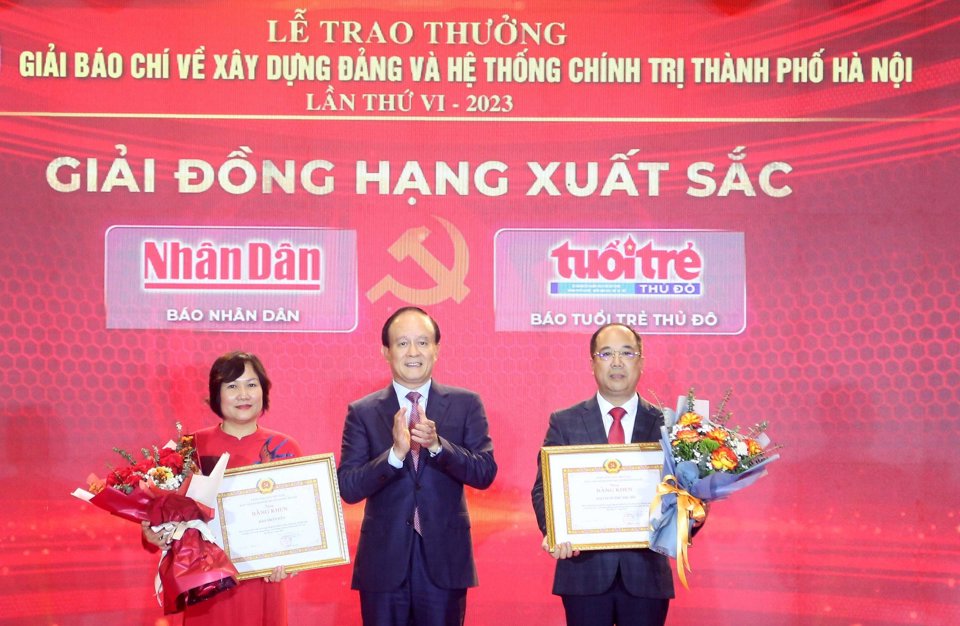Chủ tịch HĐND TP Nguyễn Ngọc Tuấn trao Giải đồng hạng xuất sắc cho B&aacute;o Nh&acirc;n d&acirc;n v&agrave; B&aacute;o Tuổi trẻ Thủ đ&ocirc;.