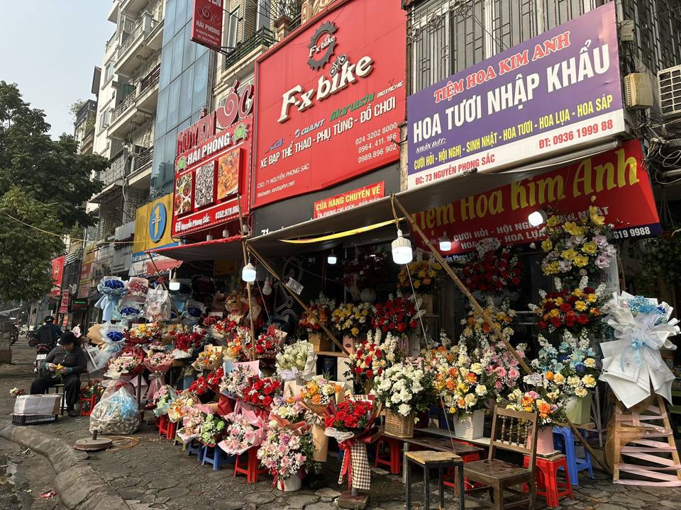 Một cửa h&agrave;ng hoa tươi tr&ecirc;n đường Nguyễn Phong Sắc (Cầu Giấy, H&agrave; Nội). Ảnh: Thảo Nguy&ecirc;n&nbsp;