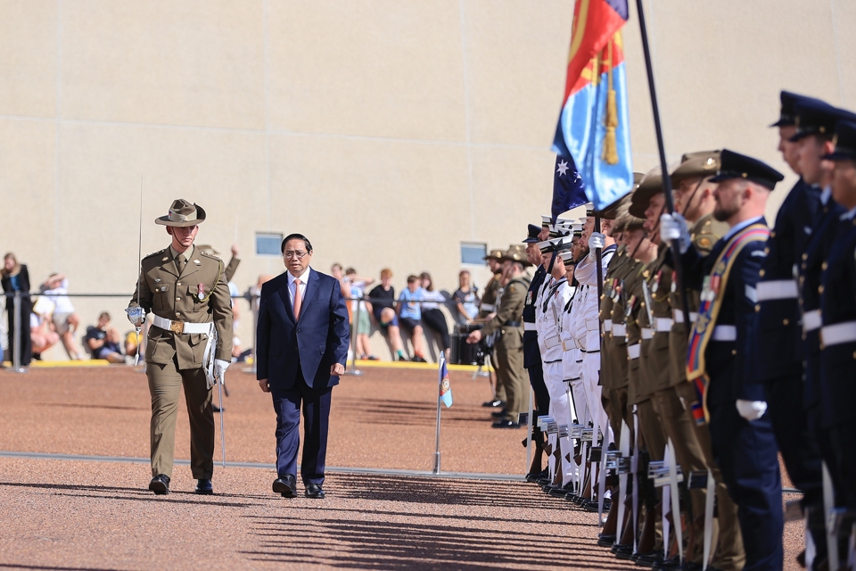 Thủ tướng Phạm Minh Ch&iacute;nh duyệt đội danh dự qu&acirc;n đội Australia - Ảnh: VGP/Nhật Bắc