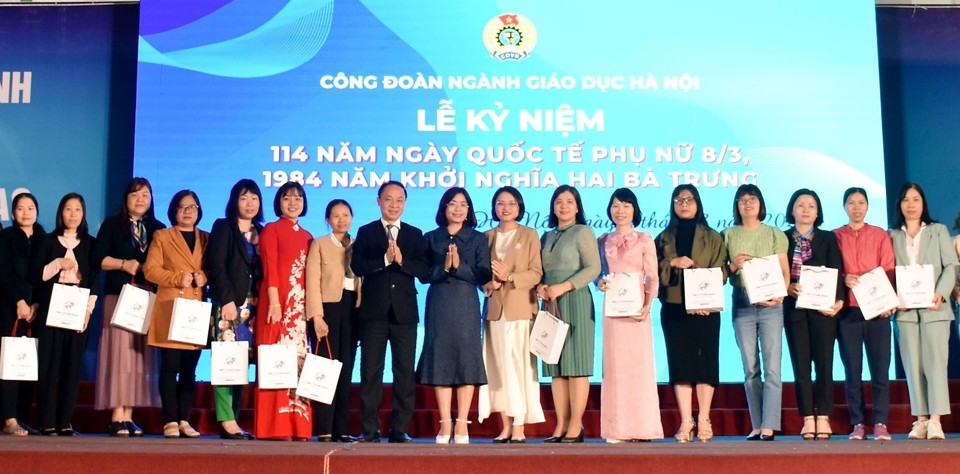 Phó Giám đốc Sở GD&ĐT Hà Nội Nguyễn Quang Tuấn tặng quà cho các nữ CBGV,NV