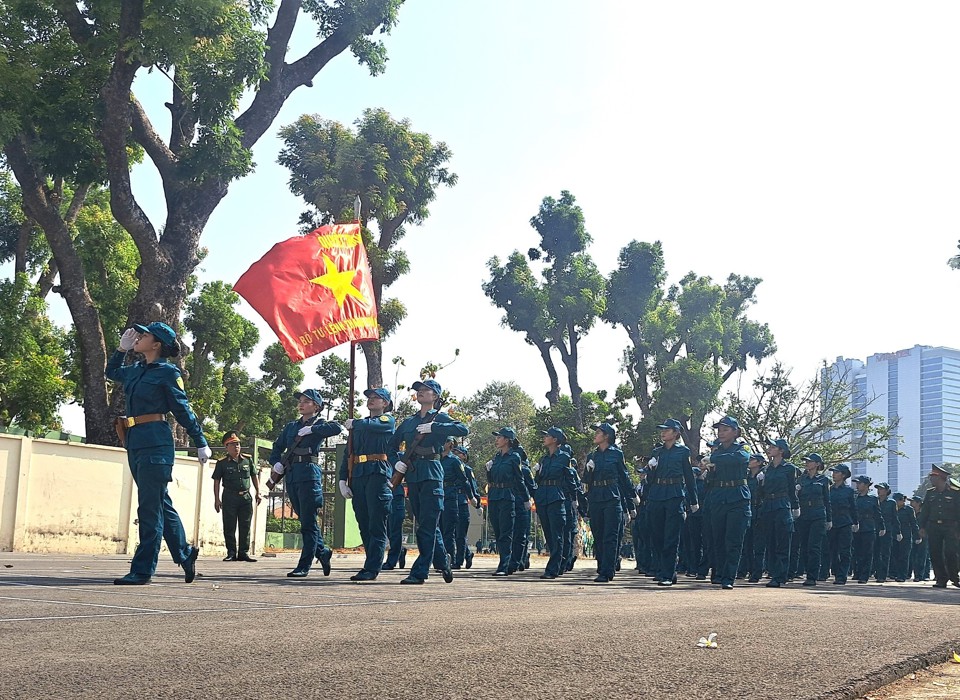 Đại đội nữ d&acirc;n qu&acirc;n A70 tập b&agrave;i đứng lại v&agrave; ch&agrave;o.