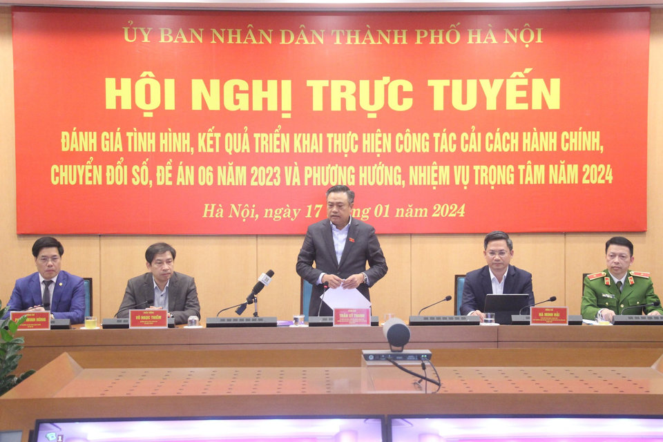 Chủ tịch UBND TP Trần Sỹ Thanh chủ tr&igrave; một Hội nghị trực tuyến.
