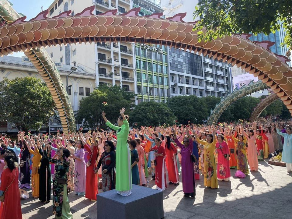 H&agrave;ng ngh&igrave;n người tham gia chương tr&igrave;nh &ldquo;Đồng diễn &aacute;o d&agrave;i&rdquo; tr&ecirc;n phố đi bộ Nguyễn Huệ v&agrave;o ng&agrave;y Quốc tế Phụ nữ 8/3.