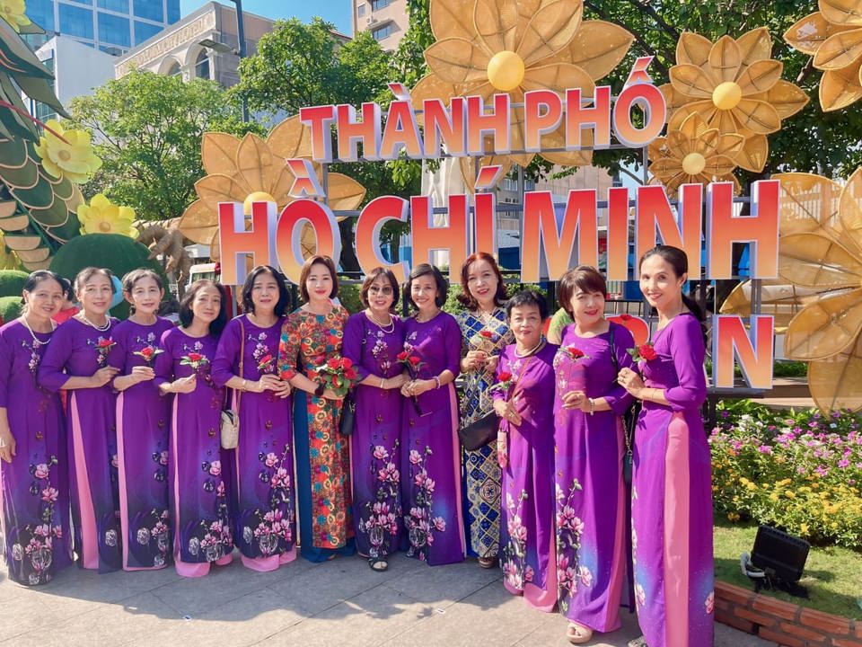 Hội vi&ecirc;n Hội LHPN khu phố 6, phường Phạm Ngũ L&atilde;o (quận 1) tại chương tr&igrave;nh &ldquo;Đồng diễn &aacute;o d&agrave;i&rdquo;.