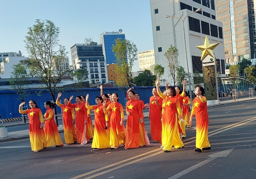 Chương tr&igrave;nh "Đồng diễn &aacute;o d&agrave;i" tại TP Hồ Ch&iacute; Minh, c&oacute; hơn 5.000 người từ 21 quận, huyện v&agrave; TP Thủ Đức tham gia.