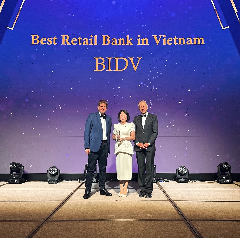 B&agrave; Nguyễn Thị Quỳnh Giao, Ph&oacute; Tổng gi&aacute;m đốc BIDV, đại diện Ng&acirc;n h&agrave;ng nhận giải thưởng từ The Asian Banker