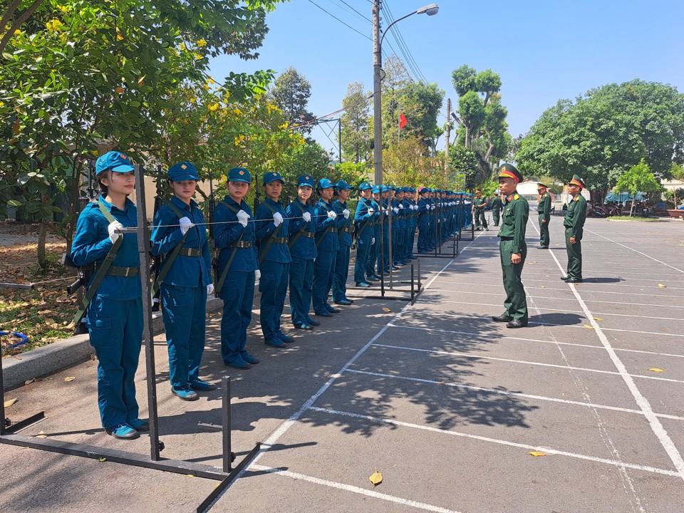 Đại đội nữ d&acirc;n qu&acirc;n A70 tập b&agrave;i đ&aacute;nh tay.