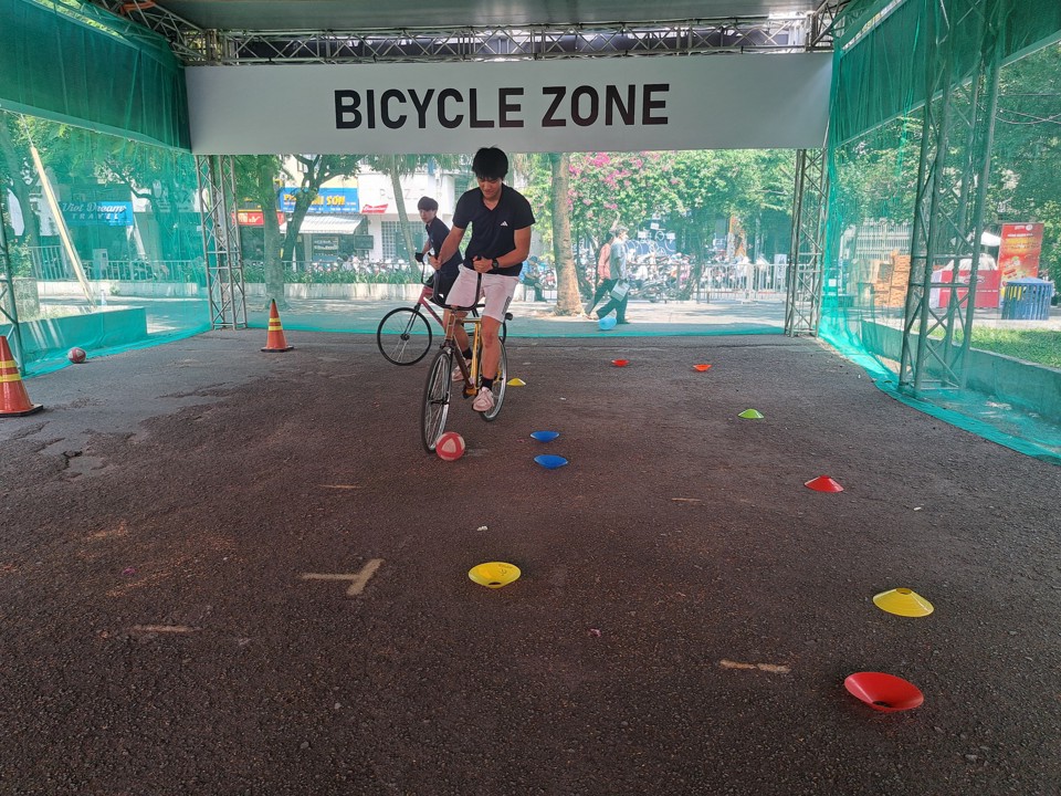 Lễ hội lần n&agrave;y c&ograve;n c&oacute; khu giới thiệu m&ocirc;n thể thao &ldquo;xe đạp đ&aacute; b&oacute;ng&rdquo; (cycle ball).