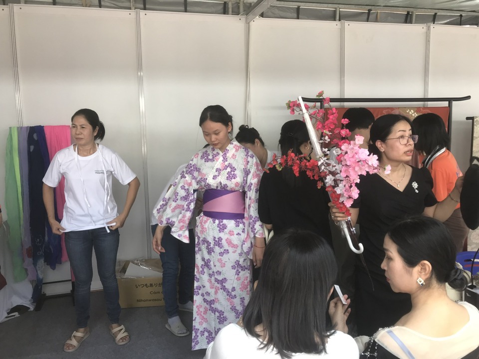 Thiếu nữ Việt Nam thu&ecirc; bộ &aacute;o Kimono của Nhật để mặc tại lễ hội với gi&aacute; 100.000 đồng/2 giờ.&nbsp;