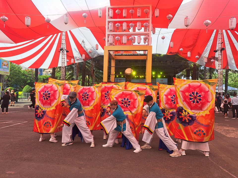 Đội m&uacute;a truyền thống của Nhật Bản tại lễ hội.