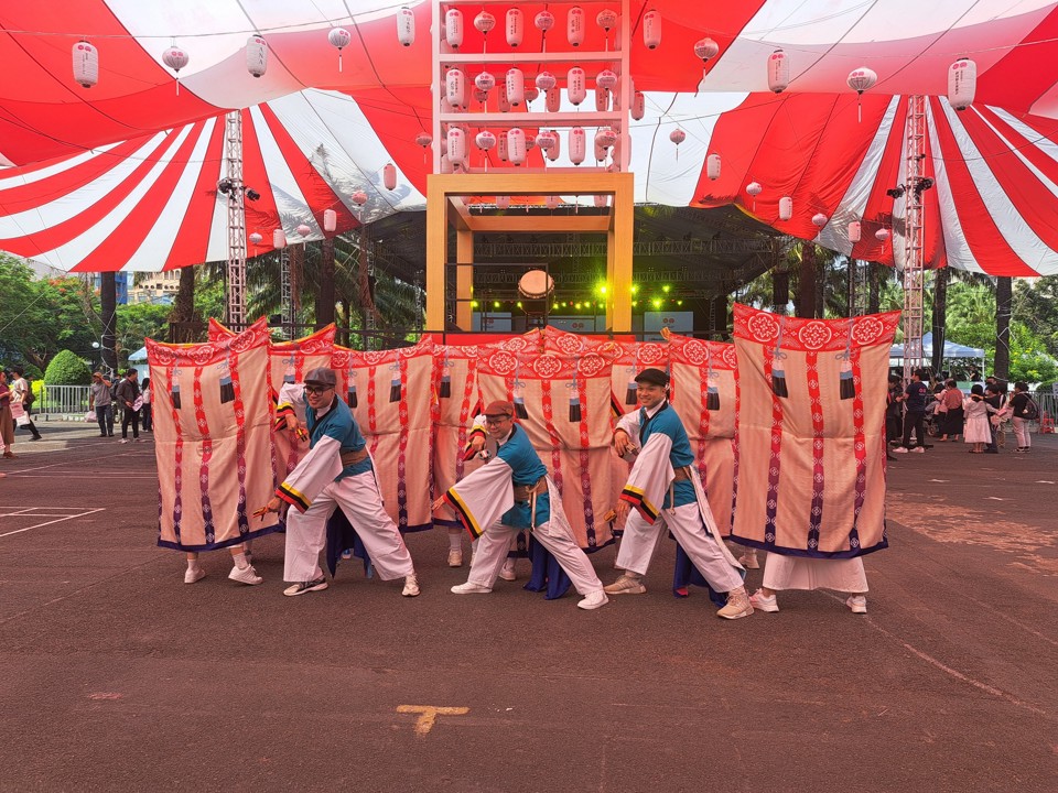 Đội m&uacute;a truyền thống của Nhật Bản c&oacute; thể biến m&agrave;u sắc sau một số động t&aacute;c.
