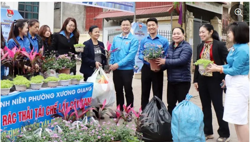 Đại biểu c&ugrave;ng đo&agrave;n vi&ecirc;n, thanh ni&ecirc;n tham gia hoạt động đổi r&aacute;c thải t&aacute;i chế lấy c&acirc;y xanh.