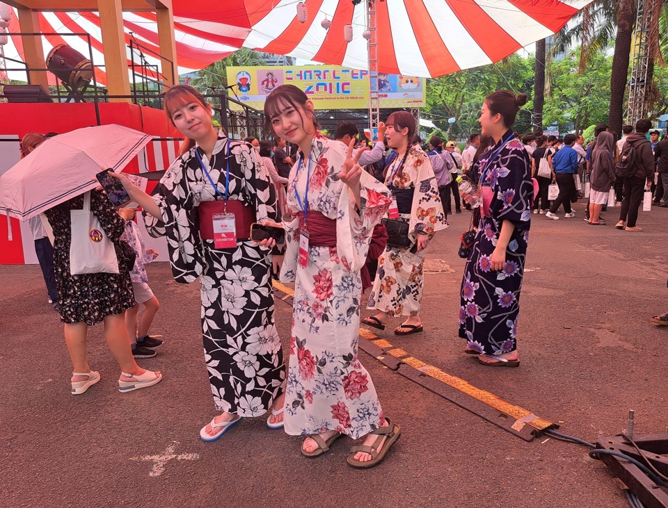 Thiếu nữ Nhật Bản trong trang phục Kimono tại lễ hội.&nbsp;