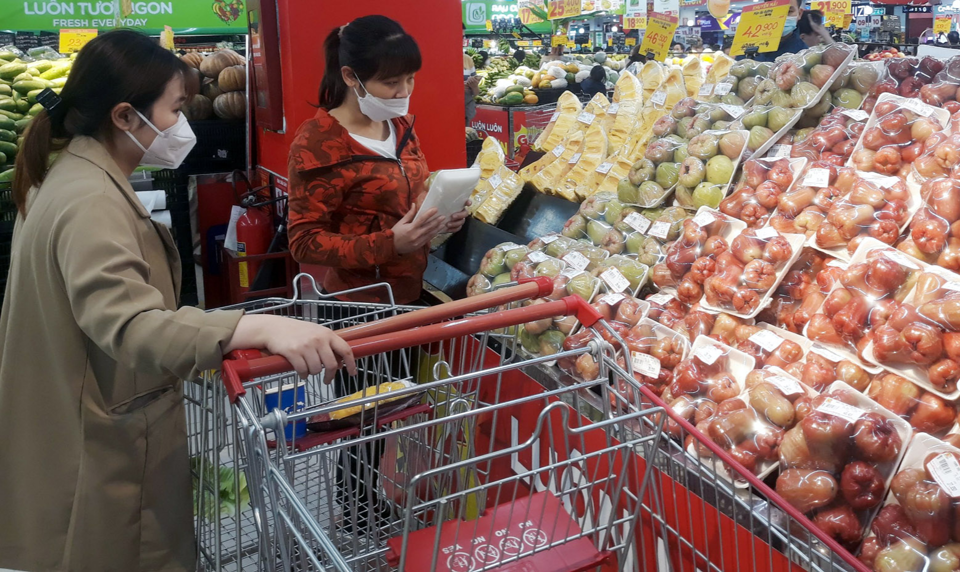 Người ti&ecirc;u d&ugrave;ng mua sản phẩm giảm gi&aacute; tại si&ecirc;u thị LOTTE Mart. Ảnh: Ho&agrave;i Nam