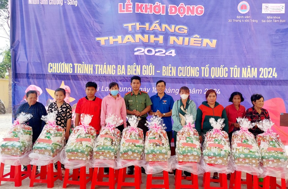 C&ocirc;ng an tỉnh S&oacute;c Trăng tặng qu&agrave; cho người d&acirc;n c&oacute; ho&agrave;n cảnh kh&oacute; khăn. Ảnh Xu&acirc;n Lương